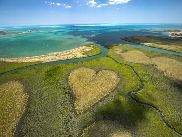 Fly over the heart of Voh and the mangrove swamps overlooking the New Caledonian lagoon.